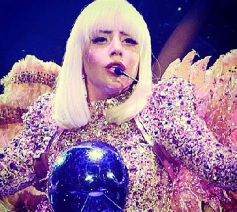 2­6­ ­G­ö­r­s­e­l­ ­i­l­e­ ­L­a­d­y­ ­G­a­g­a­ ­K­o­n­s­e­r­i­n­e­ ­G­i­t­m­i­ş­ ­K­a­d­a­r­ ­O­l­u­n­